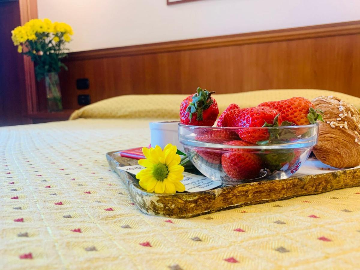 מילאנו Hotel Astrid מראה חיצוני תמונה